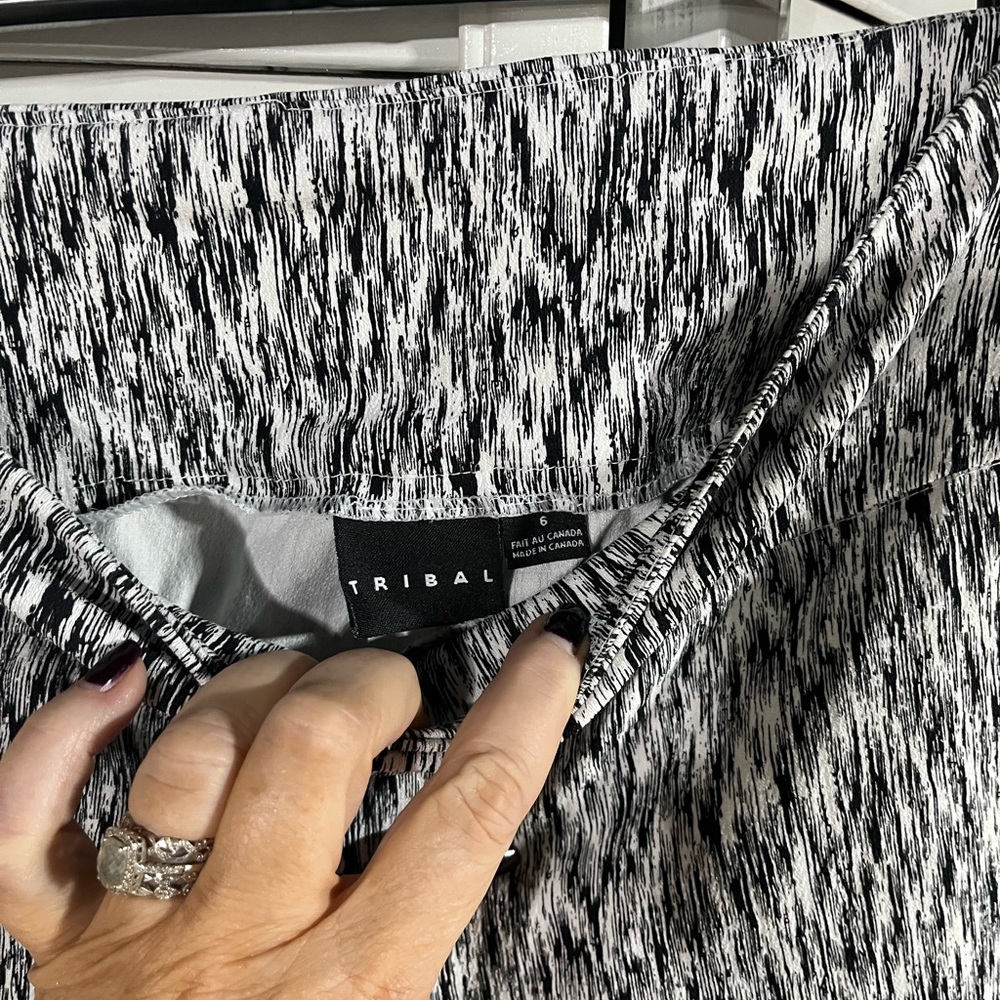 Women’s size 6 “Tribal” white gray black legging $30 - Picture 4 of 5